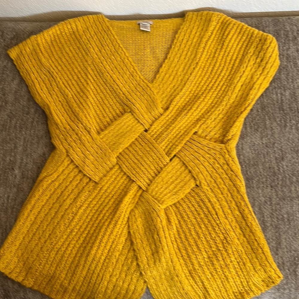 Beautiful Gold Criss Cross Sweater. Short Sleeve. Size M